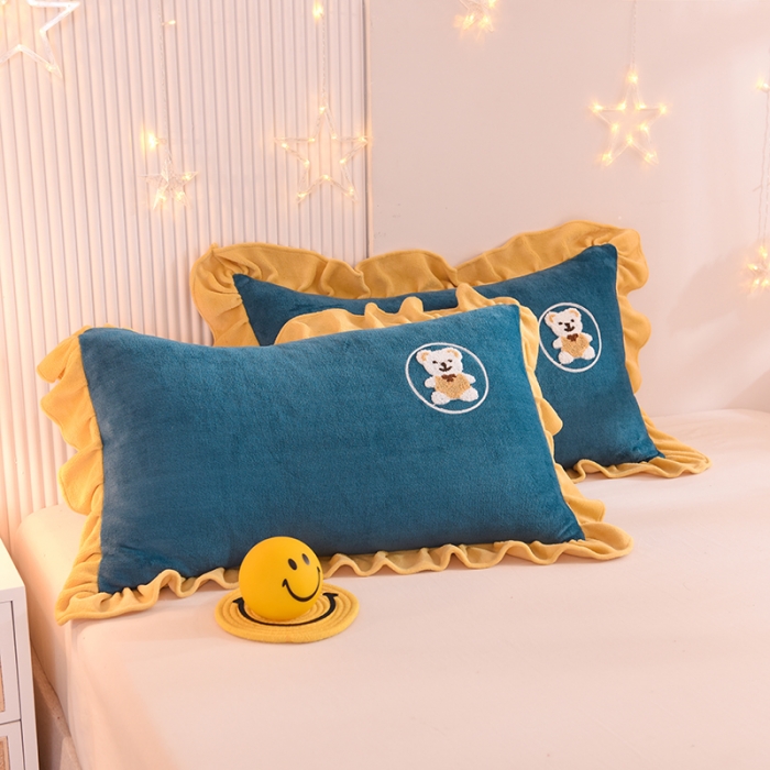 91家纺网 家纺一手货源 找家纺 甜之梦 2025新款毛巾绣牛奶绒单枕套 小熊宝可梦宝石蓝