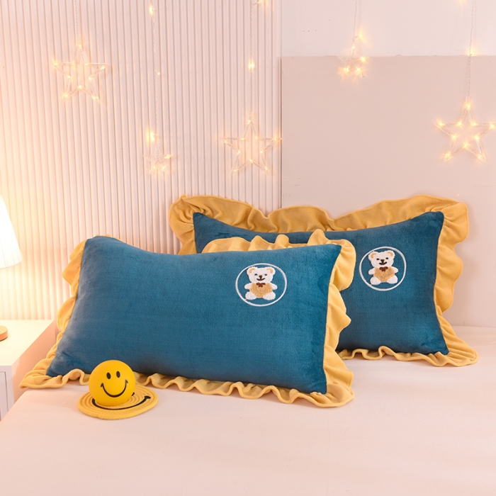 91家纺网 家纺一手货源 找家纺 甜之梦 2025新款毛巾绣牛奶绒单枕套 小熊宝可梦宝石蓝