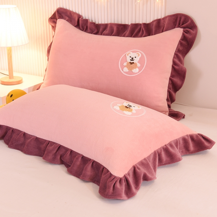 91家纺网 家纺一手货源 找家纺 甜之梦 2025新款毛巾绣牛奶绒单枕套 小熊宝可梦淡粉