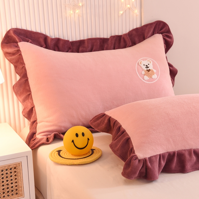 91家纺网 家纺一手货源 找家纺 甜之梦 2025新款毛巾绣牛奶绒单枕套 小熊宝可梦淡粉
