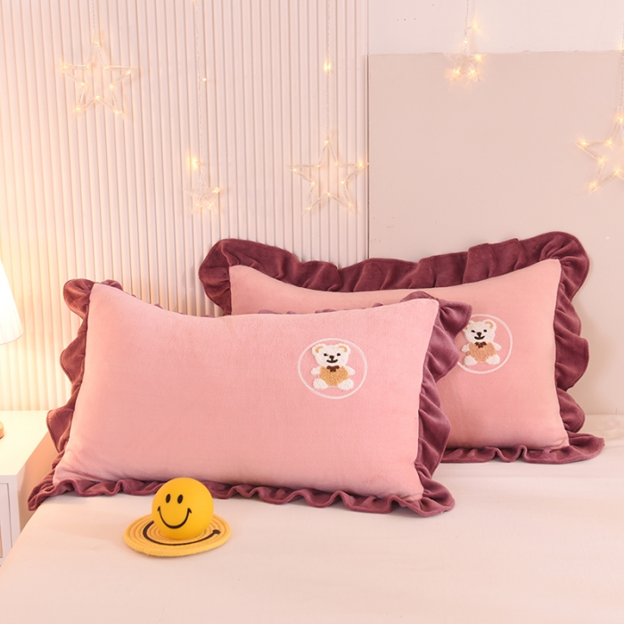 91家纺网 家纺一手货源 找家纺 甜之梦 2025新款毛巾绣牛奶绒单枕套 小熊宝可梦淡粉
