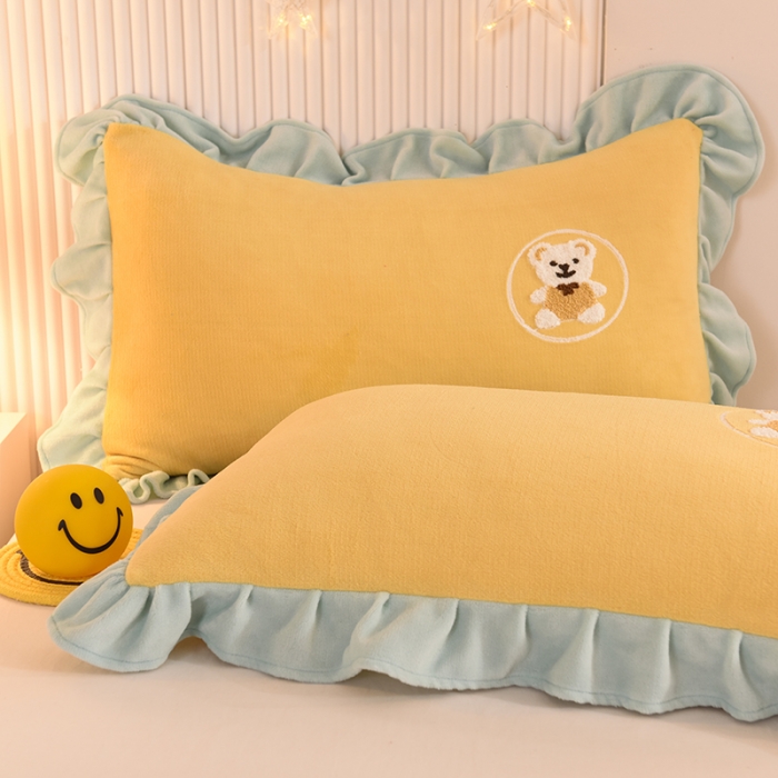 91家纺网 家纺一手货源 找家纺 甜之梦 2025新款毛巾绣牛奶绒单枕套 小熊宝可梦嫩黄