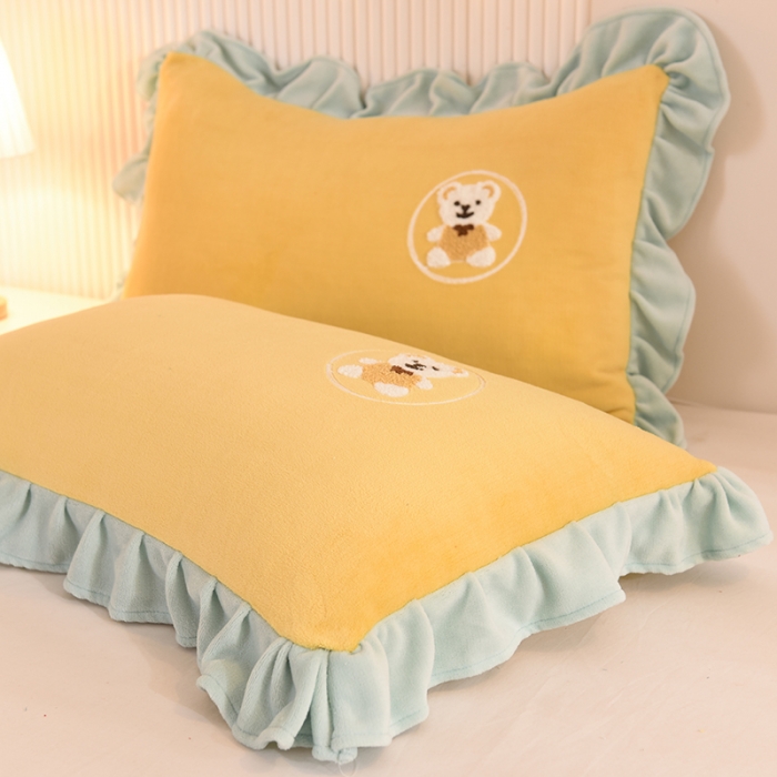 91家纺网 家纺一手货源 找家纺 甜之梦 2025新款毛巾绣牛奶绒单枕套 小熊宝可梦嫩黄