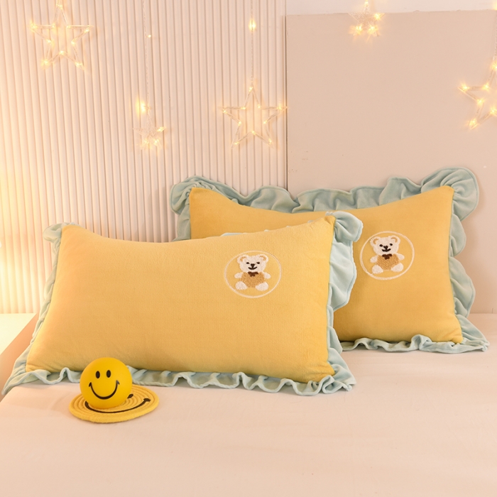91家纺网 家纺一手货源 找家纺 甜之梦 2025新款毛巾绣牛奶绒单枕套 小熊宝可梦嫩黄