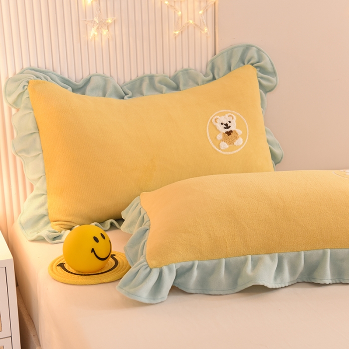 91家纺网 家纺一手货源 找家纺 甜之梦 2025新款毛巾绣牛奶绒单枕套 小熊宝可梦嫩黄