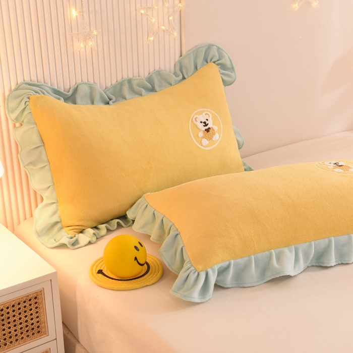 91家纺网 家纺一手货源 找家纺 甜之梦 2025新款毛巾绣牛奶绒单枕套 小熊宝可梦嫩黄