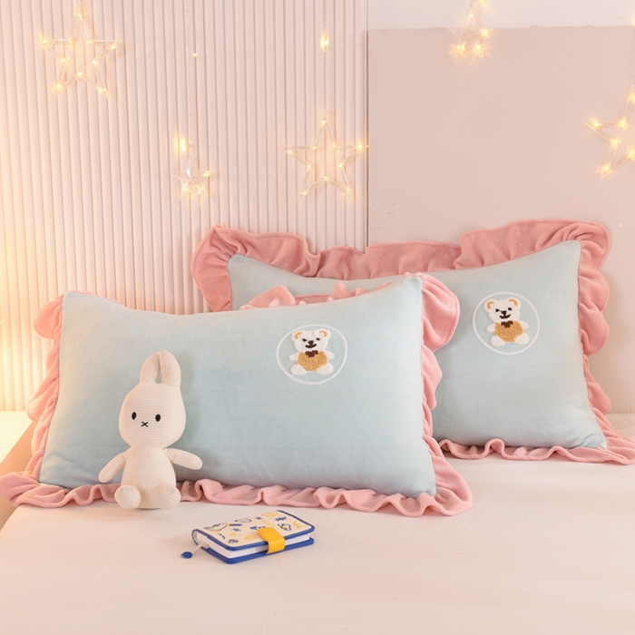 91家纺网 家纺一手货源 找家纺 甜之梦 2025新款毛巾绣牛奶绒单枕套 小熊宝可梦嫩绿