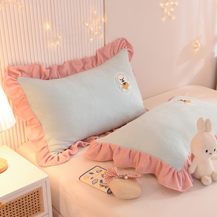 91家纺网 家纺一手货源 找家纺 甜之梦 2025新款毛巾绣牛奶绒单枕套 小熊宝可梦嫩绿