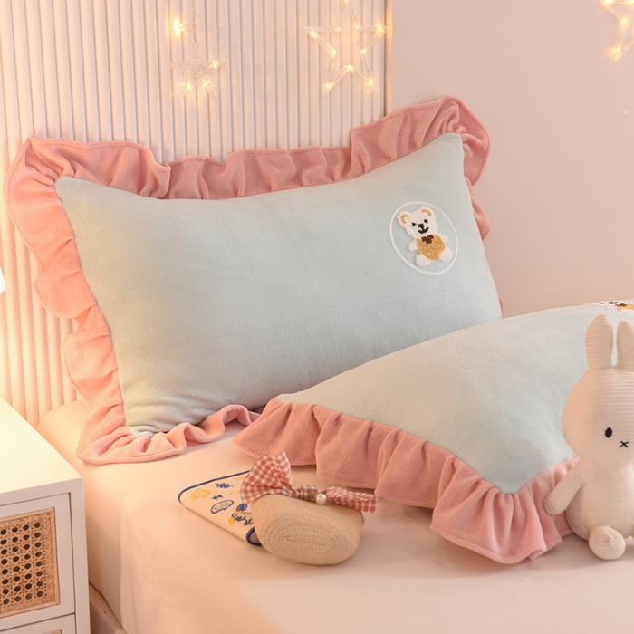 91家纺网 家纺一手货源 找家纺 甜之梦 2025新款毛巾绣牛奶绒单枕套 小熊宝可梦嫩绿