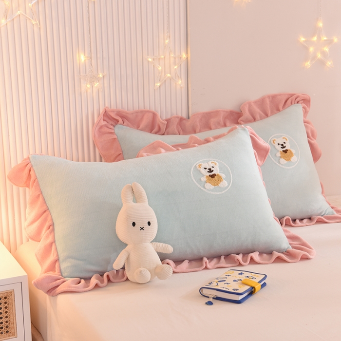 91家纺网 家纺一手货源 找家纺 甜之梦 2025新款毛巾绣牛奶绒单枕套 小熊宝可梦嫩绿