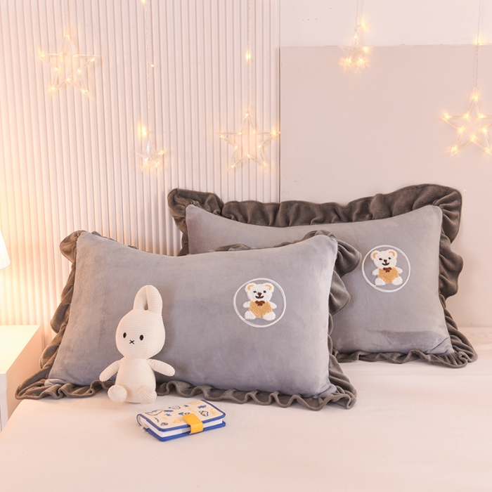 91家纺网 家纺一手货源 找家纺 甜之梦 2025新款毛巾绣牛奶绒单枕套 小熊宝可梦浅灰