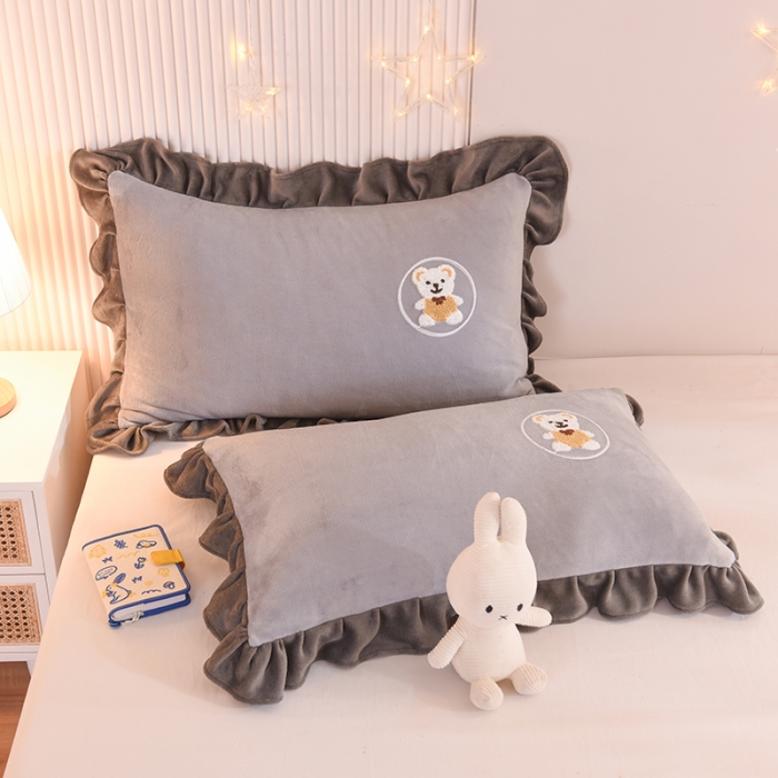 91家纺网 家纺一手货源 找家纺 甜之梦 2025新款毛巾绣牛奶绒单枕套 小熊宝可梦浅灰