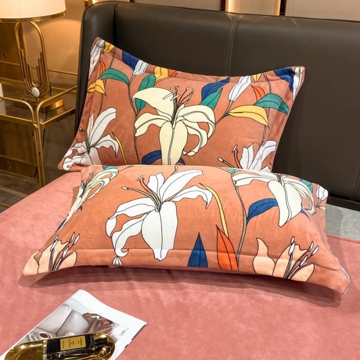 91家纺网 家纺一手货源 找家纺 眠帛 2021新款牛奶绒印花宽边拼角四件套 春暖花开