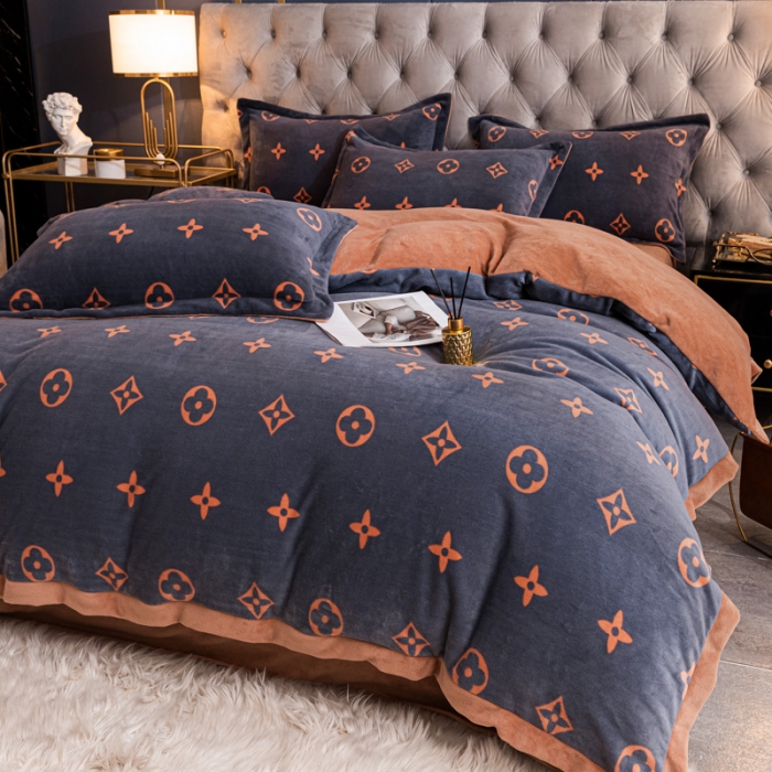 91家纺网 家纺一手货源 找家纺 眠帛 2021新款牛奶绒印花宽边拼角四件套 四叶草灰