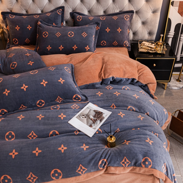 91家纺网 家纺一手货源 找家纺 眠帛 2021新款牛奶绒印花宽边拼角四件套 四叶草灰