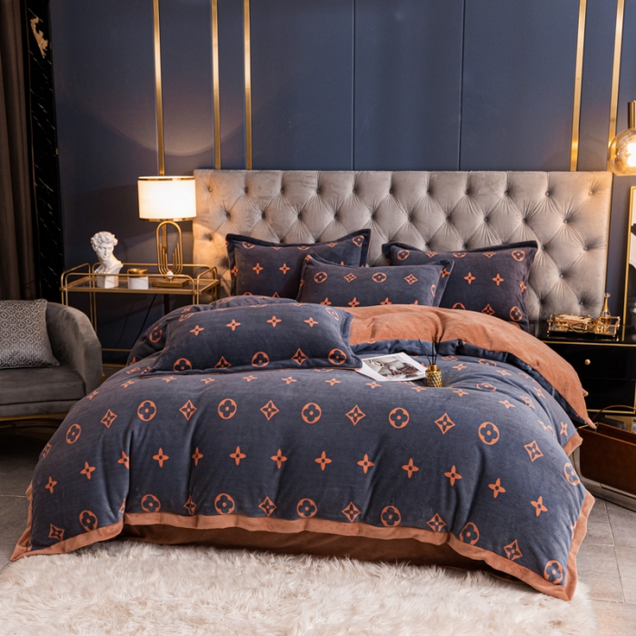 91家纺网 家纺一手货源 找家纺 眠帛 2021新款牛奶绒印花宽边拼角四件套 四叶草灰