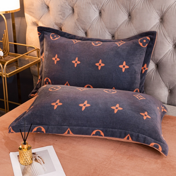 91家纺网 家纺一手货源 找家纺 眠帛 2021新款牛奶绒印花宽边拼角四件套 四叶草灰