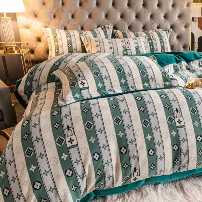 91家纺网 家纺一手货源 找家纺 眠帛 2021新款牛奶绒印花宽边拼角四件套 四叶草绿