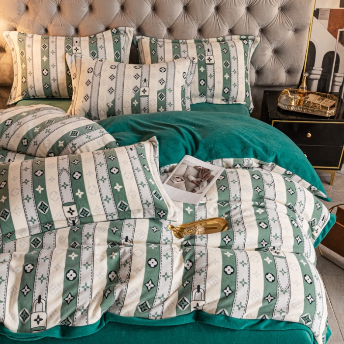 91家纺网 家纺一手货源 找家纺 眠帛 2021新款牛奶绒印花宽边拼角四件套 四叶草绿