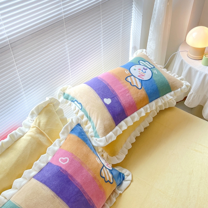 91家纺网 家纺一手货源 找家纺 眠帛 2021新款小清新花边款牛奶绒四件套 彩虹糖果