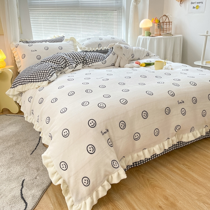 91家纺网 家纺一手货源 找家纺 眠帛 2021新款小清新花边款牛奶绒四件套 黑白笑脸