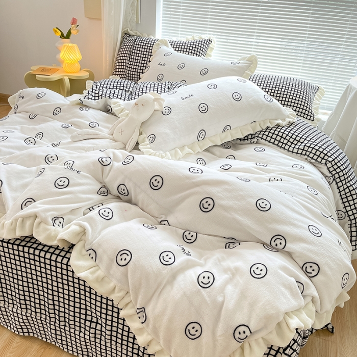 91家纺网 家纺一手货源 找家纺 眠帛 2021新款小清新花边款牛奶绒四件套 黑白笑脸