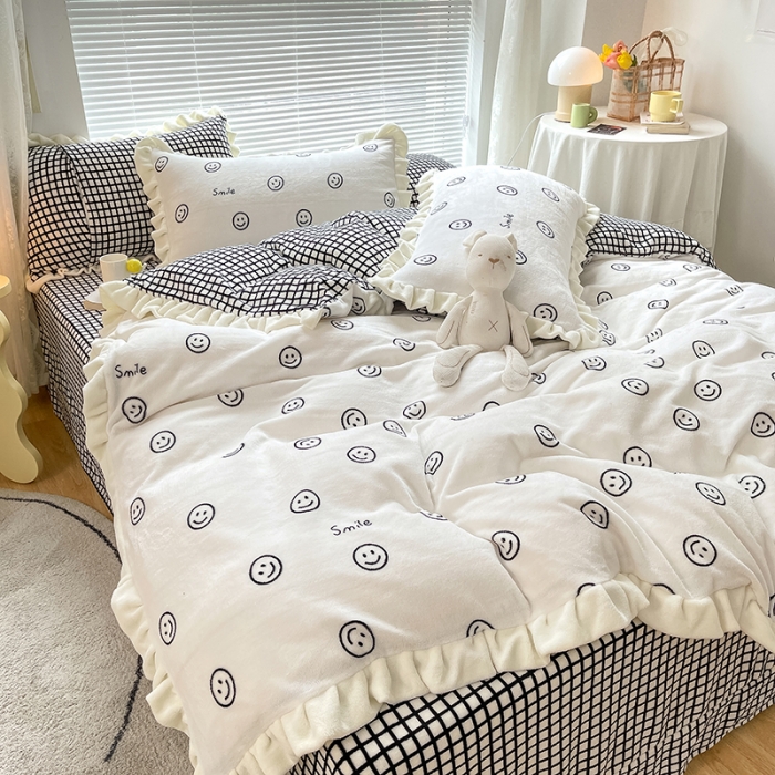 91家纺网 家纺一手货源 找家纺 眠帛 2021新款小清新花边款牛奶绒四件套 黑白笑脸