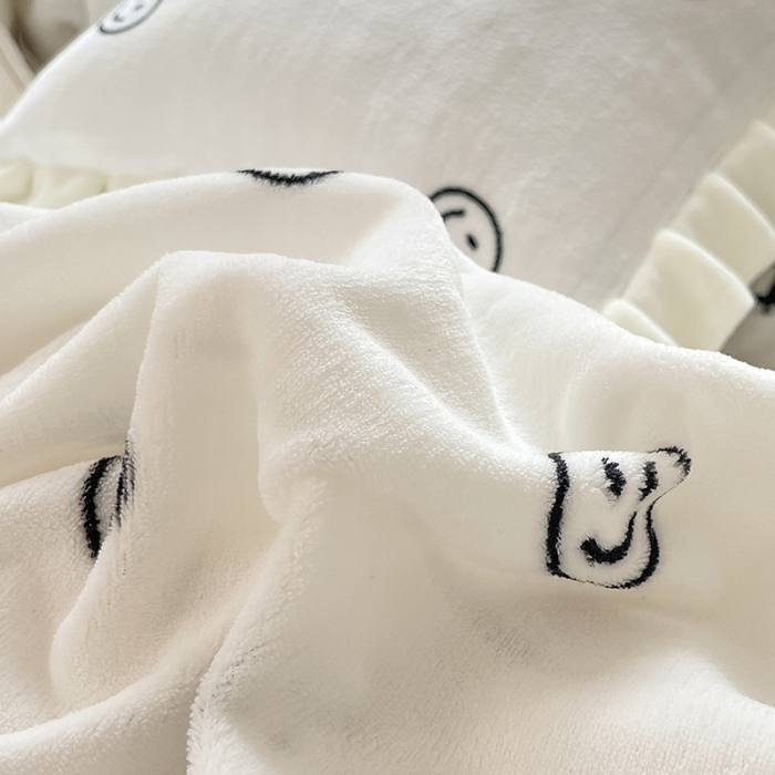 91家纺网 家纺一手货源 找家纺 眠帛 2021新款小清新花边款牛奶绒四件套 黑白笑脸