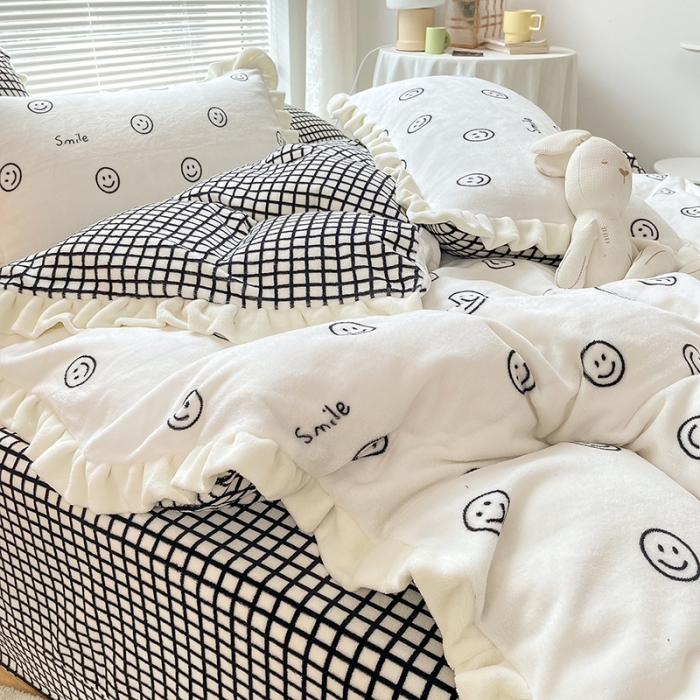 91家纺网 家纺一手货源 找家纺 眠帛 2021新款小清新花边款牛奶绒四件套 黑白笑脸