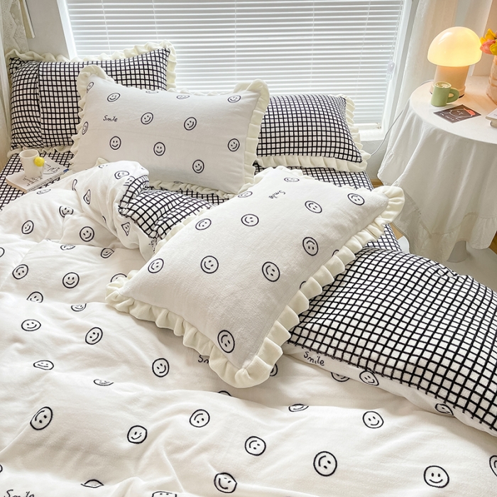91家纺网 家纺一手货源 找家纺 眠帛 2021新款小清新花边款牛奶绒四件套 黑白笑脸