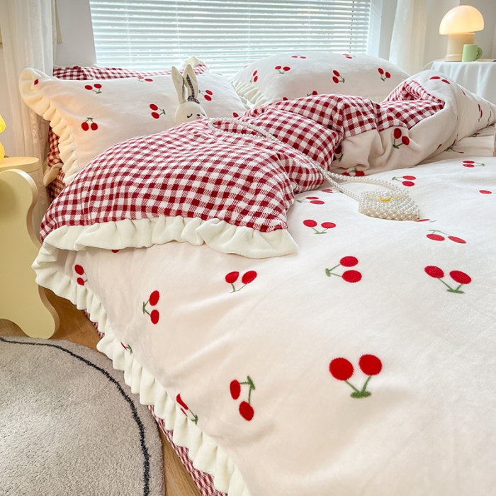 91家纺网 家纺一手货源 找家纺 眠帛 2021新款小清新花边款牛奶绒四件套 迷你樱桃