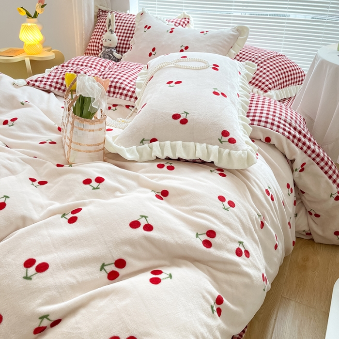 91家纺网 家纺一手货源 找家纺 眠帛 2021新款小清新花边款牛奶绒四件套 迷你樱桃