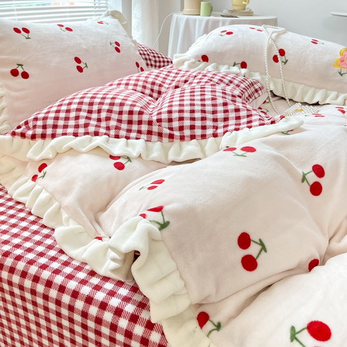 91家纺网 家纺一手货源 找家纺 眠帛 2021新款小清新花边款牛奶绒四件套 迷你樱桃