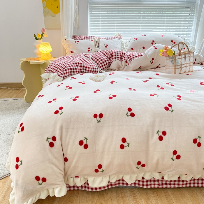 91家纺网 家纺一手货源 找家纺 眠帛 2021新款小清新花边款牛奶绒四件套 迷你樱桃