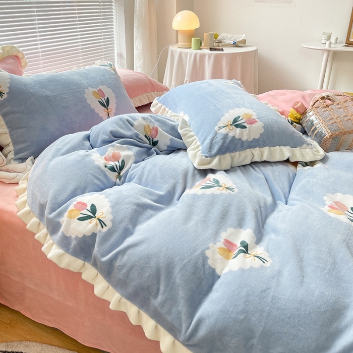 91家纺网 家纺一手货源 找家纺 眠帛 2021新款小清新花边款牛奶绒四件套 心朵