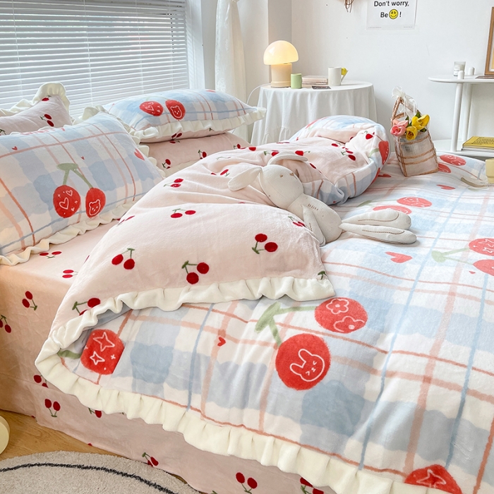 91家纺网 家纺一手货源 找家纺 眠帛 2021新款小清新花边款牛奶绒四件套 樱桃兔兔
