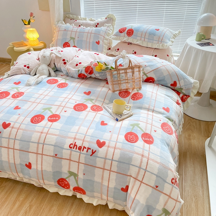 91家纺网 家纺一手货源 找家纺 眠帛 2021新款小清新花边款牛奶绒四件套 樱桃兔兔