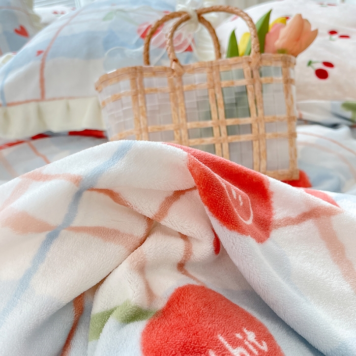 91家纺网 家纺一手货源 找家纺 眠帛 2021新款小清新花边款牛奶绒四件套 樱桃兔兔