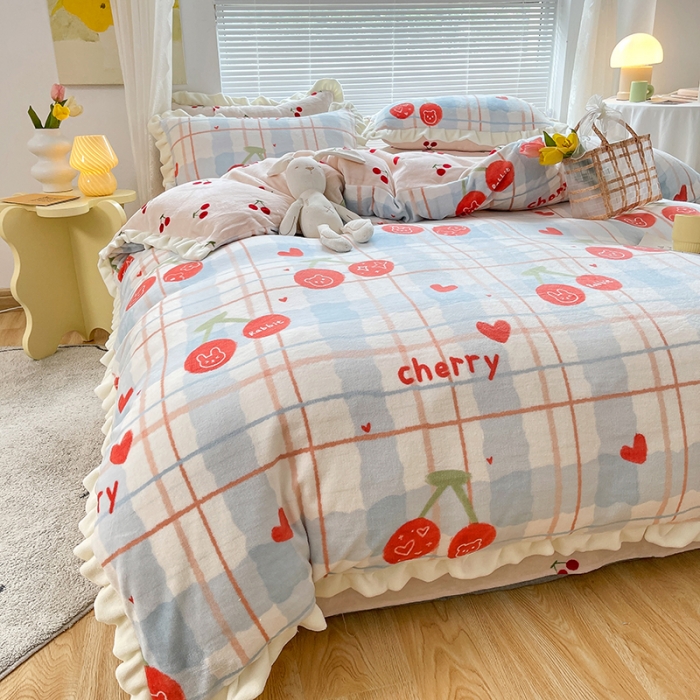 91家纺网 家纺一手货源 找家纺 眠帛 2021新款小清新花边款牛奶绒四件套 樱桃兔兔