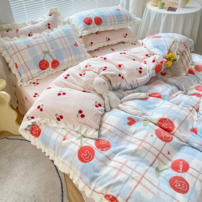 91家纺网 家纺一手货源 找家纺 眠帛 2021新款小清新花边款牛奶绒四件套 樱桃兔兔