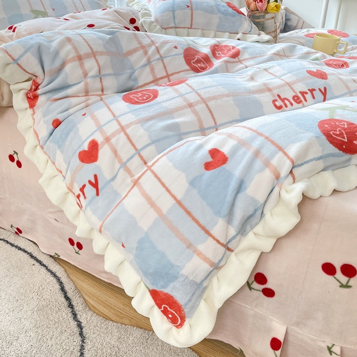 91家纺网 家纺一手货源 找家纺 眠帛 2021新款小清新花边款牛奶绒四件套 樱桃兔兔