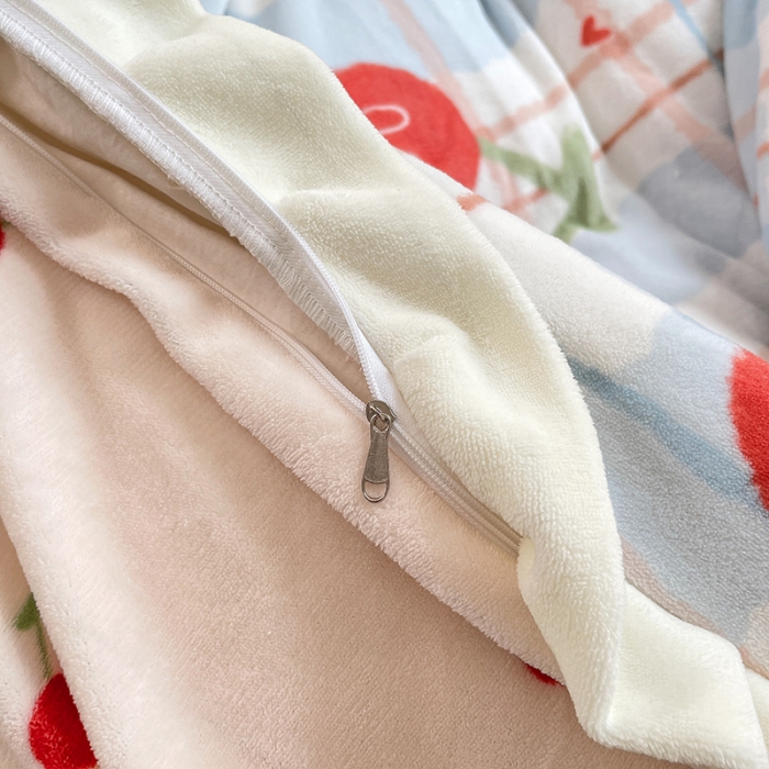 91家纺网 家纺一手货源 找家纺 眠帛 2021新款小清新花边款牛奶绒四件套 樱桃兔兔