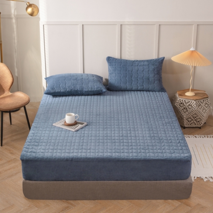 91家纺网 家纺一手货源 找家纺 小米笠 2021新款牛奶绒夹棉床笠 宝石蓝