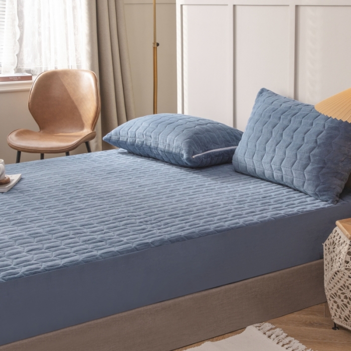 91家纺网 家纺一手货源 找家纺 小米笠 2021新款牛奶绒夹棉床笠 宝石蓝