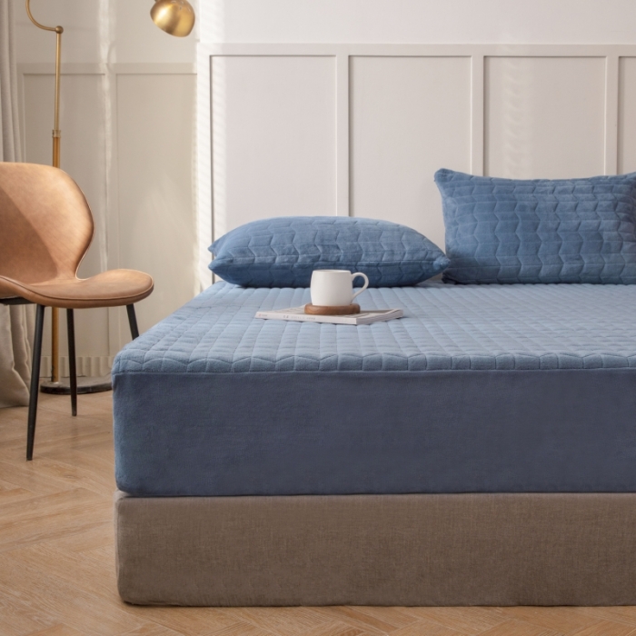 91家纺网 家纺一手货源 找家纺 小米笠 2021新款牛奶绒夹棉床笠 宝石蓝