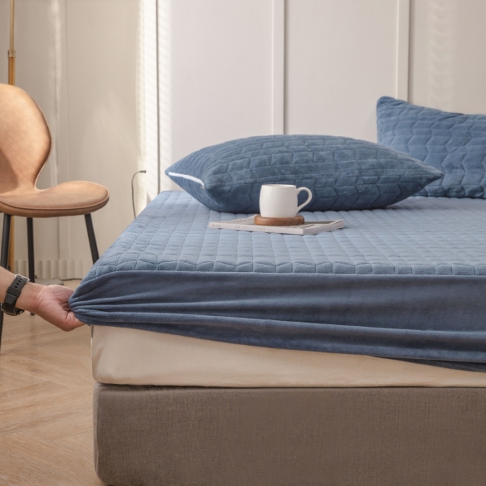 91家纺网 家纺一手货源 找家纺 小米笠 2021新款牛奶绒夹棉床笠 宝石蓝