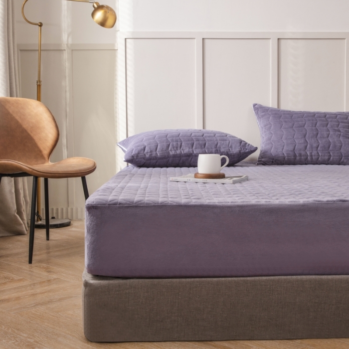 91家纺网 家纺一手货源 找家纺 小米笠 2021新款牛奶绒夹棉床笠 酱紫