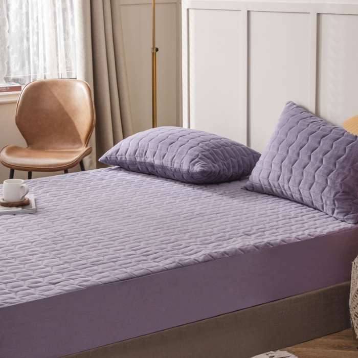 91家纺网 家纺一手货源 找家纺 小米笠 2021新款牛奶绒夹棉床笠 酱紫