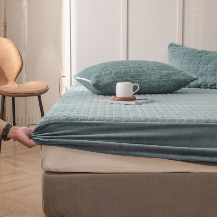 91家纺网 家纺一手货源 找家纺 小米笠 2021新款牛奶绒夹棉床笠 清新绿