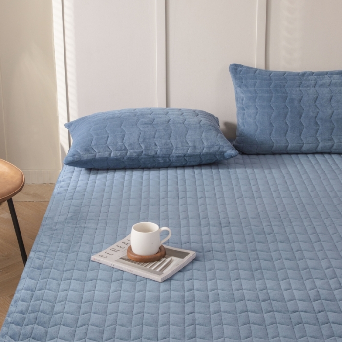 91家纺网 家纺一手货源 找家纺 小米笠 2021新款牛奶绒夹棉床笠 宝石蓝